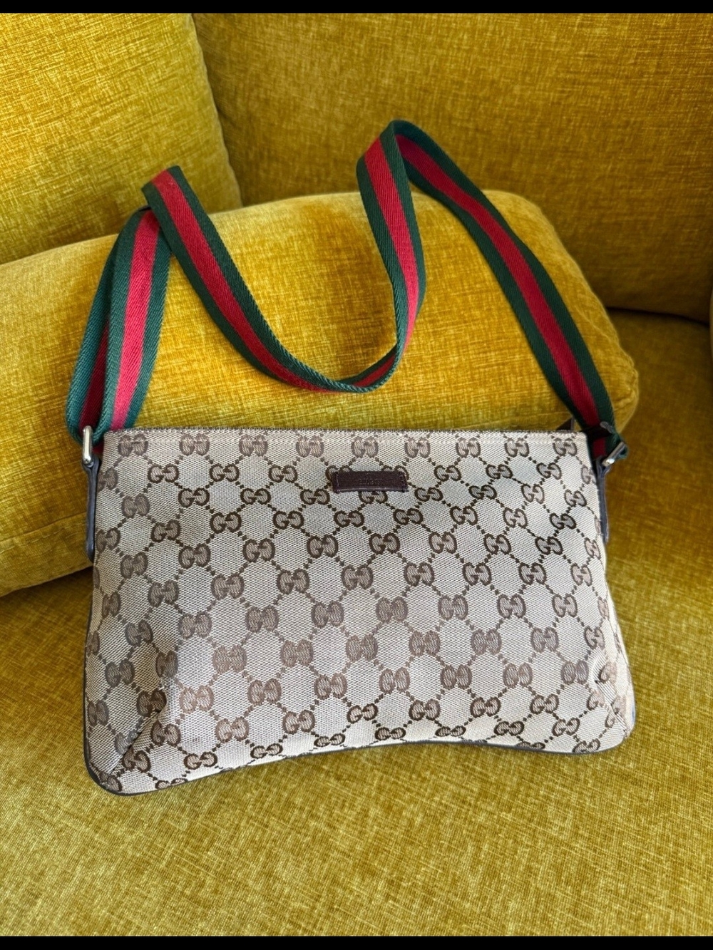 Gucci Beige GG Supreme Crossbody Bag with Green-Red Shoulder Strap - Picture 2 of 11
